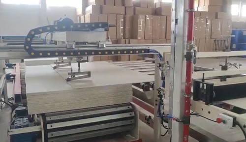 Ultime soluzioni aziendali su La macchina per la produzione di lastre per controsoffitti in gesso completamente automatica è ora in funzione in Algeria.
