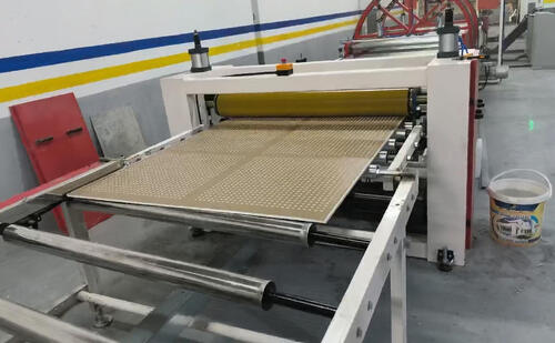 La linea di produzione di pannelli per soffitti in cartongesso algerini (perforazione, laminazione e verniciatura) è ora pienamente operativa.