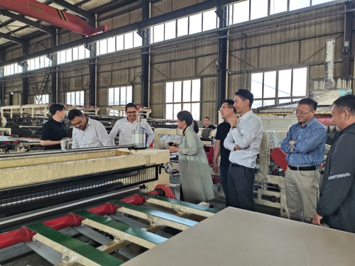 Ultime notizie aziendali su Diamo il benvenuto ai clienti thailandesi nella nostra fabbrica per l'acquisto di linee di produzione di pannelli per controsoffitti in gesso completamente automatiche