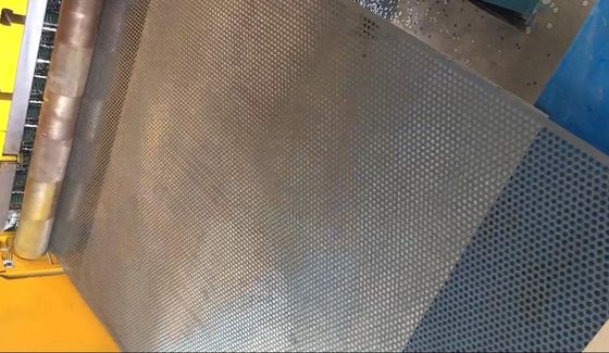 Un buon prezzo. Macchina per perforare a bordo ad alta capacità con capacità di 1 PC/minuto e controllo PLC in linea