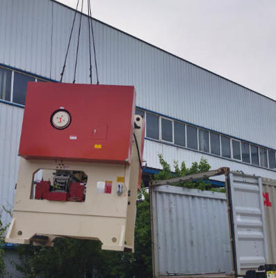 Un buon prezzo. Macchina per punzonatura del soffitto del soffitto per le piccole imprese Attrezzatura di produzione del pannello di assorbimento del suono in linea