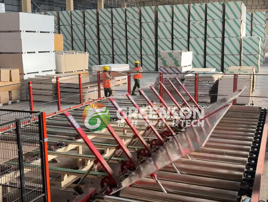 Un buon prezzo. Macchina per la fabbricazione di tavole di cemento in fibra laminata in PVC con laminatura efficace di 1300 mm, sistema PLC e capacità produttiva di 2-6 milioni di mq/anno in linea