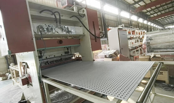 Un buon prezzo. Macchina automatica per perforare pannelli CNC con pressione 200T, velocità 50 volte al minuto e larghezza di perforazione 1220 mm per cartoni di gesso in fibra di cemento MDF in linea