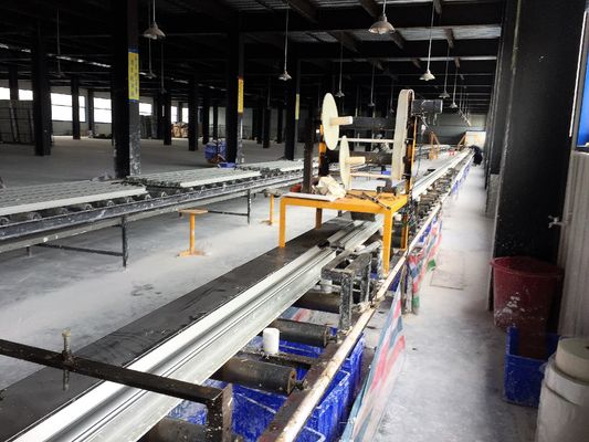 Un buon prezzo. Tipo economico cornicione del gesso che fabbrica la linea di produzione a macchina in linea