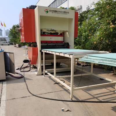 Un buon prezzo. Macchine per perforare la lamiera di cartone per gipsosperforato MgO in linea