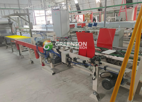 Un buon prezzo. Macchina per la fabbricazione di pannelli per soffitti in gesso completamente automatica, macchina per piastrelle per soffitti in gesso in linea