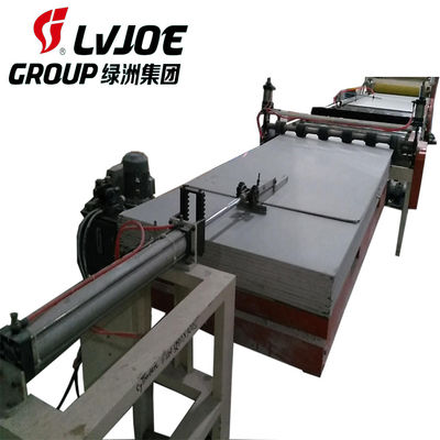 La linea di produzione automatica per preparare il vinile ha laminato le mattonelle del soffitto del gesso