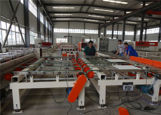 Un buon prezzo. Il doppio parteggia macchina automatica della laminazione del bordo di gesso del film del PVC della resistenza di olio in linea