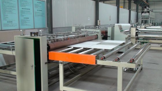 La macchina completamente automatica avanzata della laminazione, cade le mattonelle false del soffitto del gesso che fanno la macchina