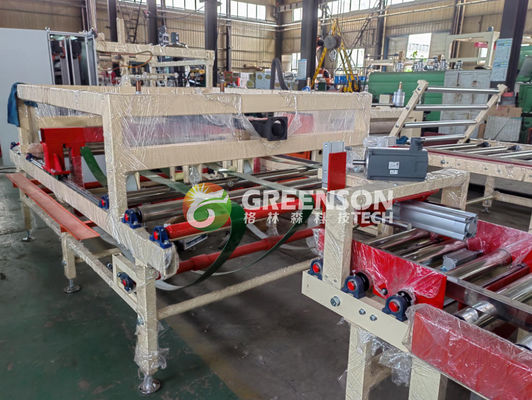 Un buon prezzo. Macchina di laminazione automatica per cartone di gesso in PVC con 600*600 mm di taglia, controllo PLC e garanzia di 1 anno in linea