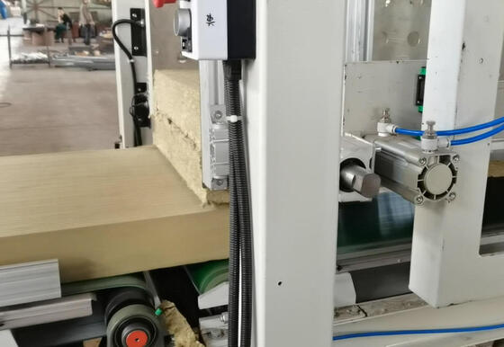 Un buon prezzo. 2.4m Linea di produzione automatica di fibra di basalto con capacità di 60000 TPA e sistema di controllo PLC per la produzione di cartoni di lana minerale in linea