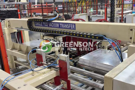 Un buon prezzo. Macchina di laminazione automatica di cartoni di gesso con velocità di laminazione di 15 m/min e larghezza effettiva di 1300 mm per piastrelle di gesso laminate in PVC in linea