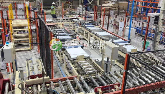 Un buon prezzo. Macchina di laminazione completamente automatica con velocità di laminazione di 15 m/min e alimentazione automatica di cartoni per il taglio del gesso per soffitti falsi in linea