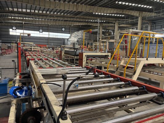 Un buon prezzo. Macchina automatica per la laminazione PVC di pannelli in gesso con laminazione efficace da 1300 mm, sistema PLC e capacità di 2-6 milioni di mq/anno in linea