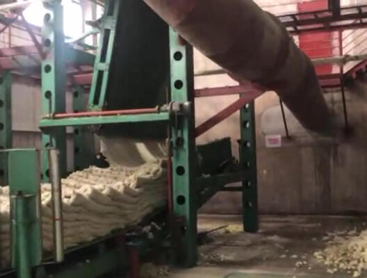 Un buon prezzo. Linea di produzione di lana di roccia a risparmio energetico con 1200-2400 mm di larghezza di tavola 80-200 kg/m3 Densità e alimentazione 380V/50Hz in linea