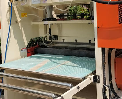 Un buon prezzo. Macchina per la perforazione di cartoni di gesso ad alta efficienza con controllo centrale al computer, larghezza di perforazione di 1220 mm e forme multiple di fori in linea