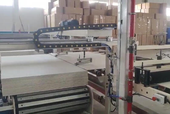 Un buon prezzo. Macchina per la laminazione di pellicole in PVC ad alta produzione con 1300 mm di laminazione efficace e capacità di 2-6 milioni di mq/anno per la produzione di pannelli di gesso per soffitti in linea