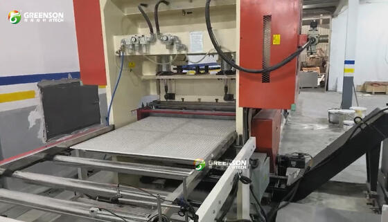 Un buon prezzo. Macchina automatica per la perforazione di cartoni di gesso con potenza di 11 kW e capacità di 1 pc/minuto per pannelli acustici in linea