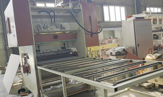 Un buon prezzo. PLC Control 200t Pressure Perforation Machine con forme di fori personalizzabili per perforare la tavola in linea