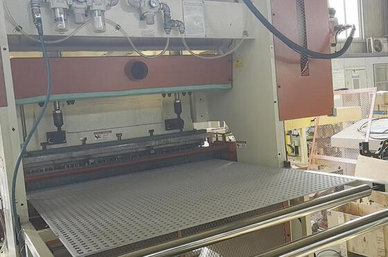 Un buon prezzo. Macchina per perforare idraulica ad alta velocità con 160 kg di pressione per perforare forme di fori personalizzabili nei pannelli in linea
