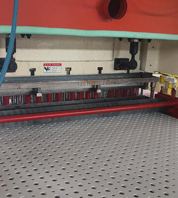 Un buon prezzo. 160 tonnellate di pressione 11 KW Potenza per perforare buchi per pannelli MDF con forme multiple di buchi in linea