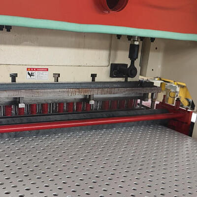 Un buon prezzo. Macchina di perforazione automatica ad alta pressione da 200 T per perforare cartoni di gesso di spessore massimo di 20 mm in linea