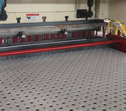 Un buon prezzo. Macchina per la perforazione di cartoni di gesso a pressione di 200 T per spessore massimo di 20 mm con alto livello automatico in linea