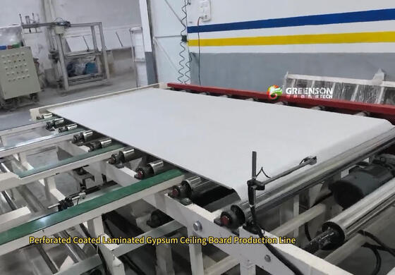 Linea di verniciatura a spruzzo di piastrelle per soffitto in gesso a frequenza variabile PLC per finitura superficiale decorativa
