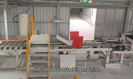 Linea completa di produzione di verniciatura a spruzzo per piastrelle per controsoffitto in gesso con sistema di spruzzatura, asciugatura e confezionamento