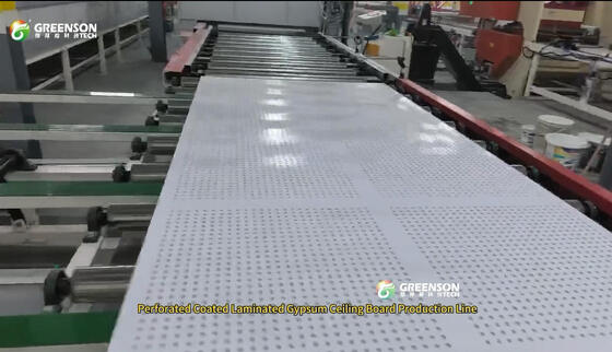 Linea automatica di verniciatura a spruzzo per cartongesso per piastrelle per controsoffitti in gesso perforato. Finitura con vernice a base d'acqua