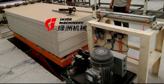 Un buon prezzo. Linea di produzione ad alta velocità delle mattonelle del soffitto del gesso con la caricatrice automatica del bordo in linea