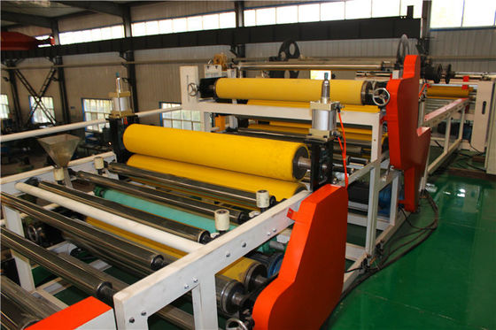 Un buon prezzo. Macchina della laminazione dell'estrusione del di alluminio del film del PVC del pannello di carta e gesso con resistenza di olio in linea
